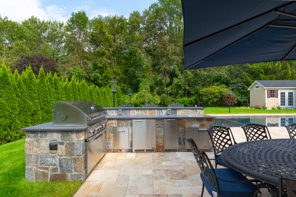 premier outdoor kitchen contractror services create a seemlesslyt integrated pool-side outdoor ktichen